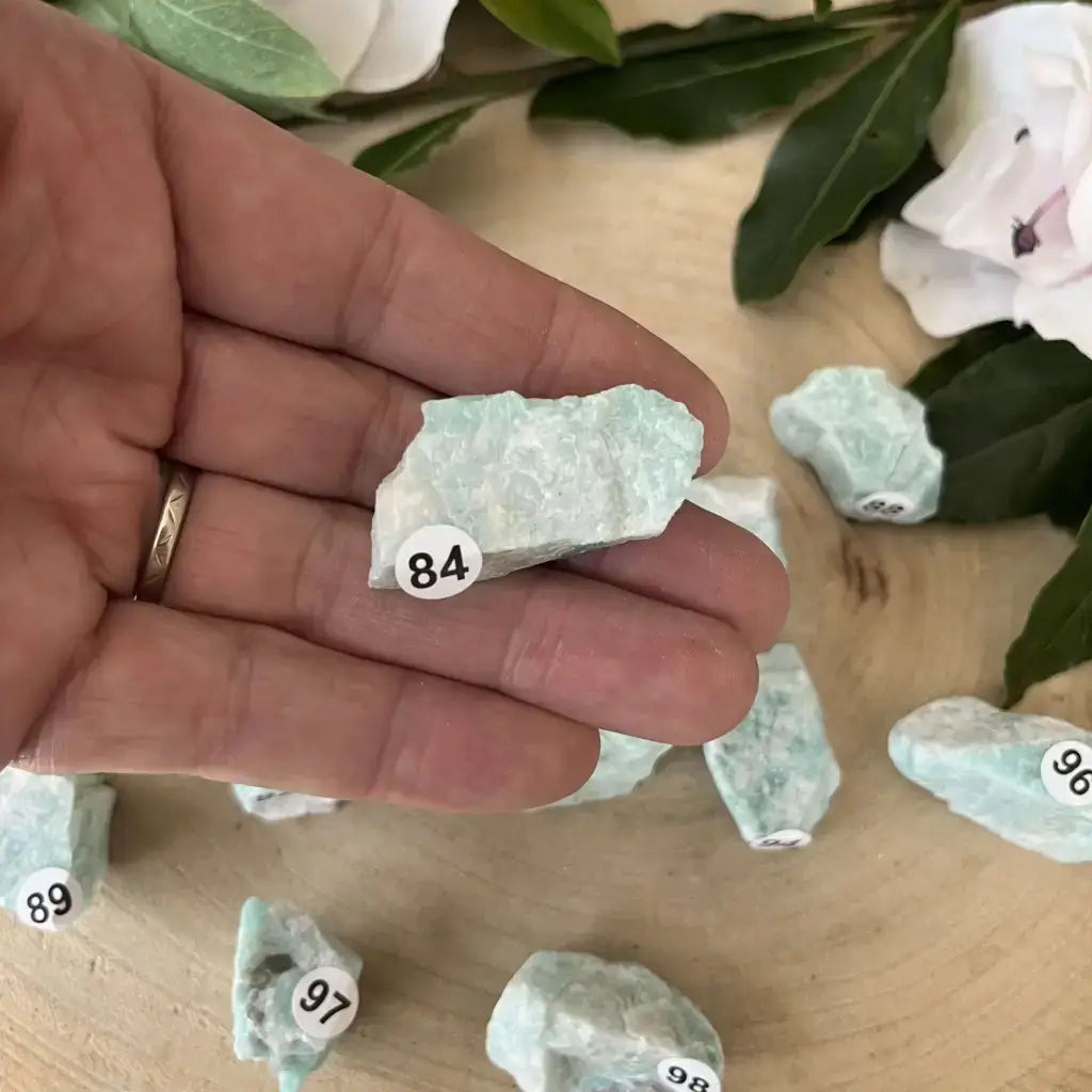 Pierre Brute Amazonite Brésil, pièce unique dans la main avec des nuances de vert et de bleu