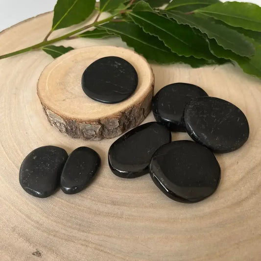 Pierre Plate Tourmaline Noire en plusieurs tailles, présentée sur un support en bois