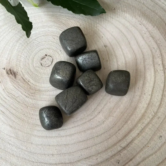 Pierre Roulée Pyrite Naturelle en forme de petits galets sur une surface en bois