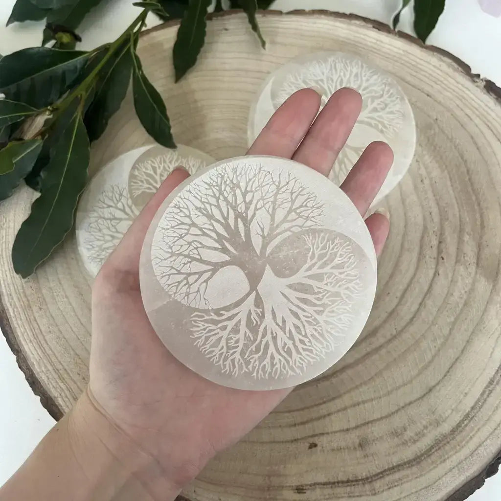 Plaque Arbre de Vie Ying et Yang en Sélénite sur un support en bois naturel