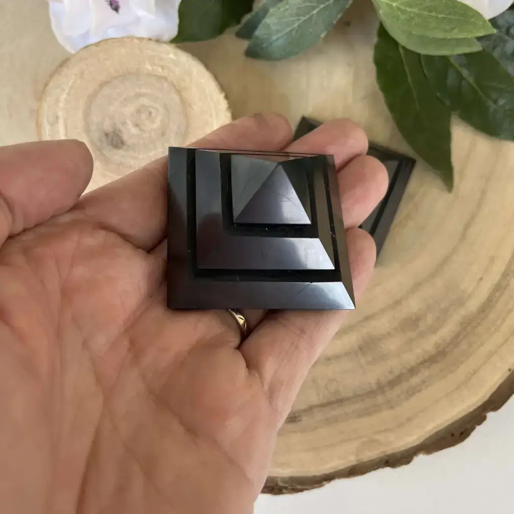 Pyramide shungite Méditation en protection, idéale pour l'harmonisation de l'énergie