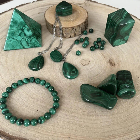 Collection de bijoux et objets en malachite avec des nuances de vert captivantes pour explorer la Malachite