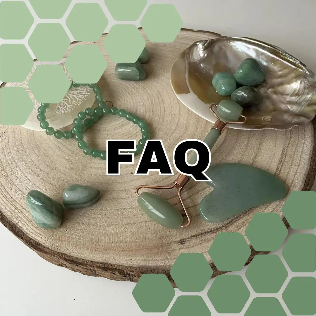Collection de pierres d'aventurine verte et outils de bien-être avec le texte FAQ Pierre Aventurine Verte