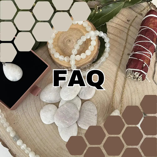 FAQ Pierre de Lune avec bijoux en pierre de lune et éléments de purification sur une table en bois