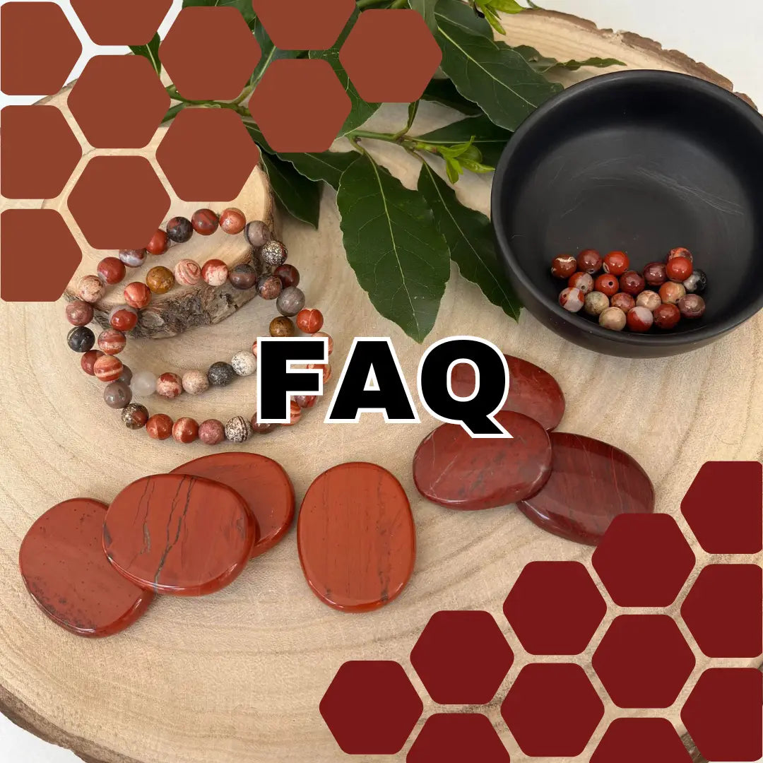 FAQ Pierre Naturelle Jaspe Rouge avec bracelets, pierres et un bol en bois