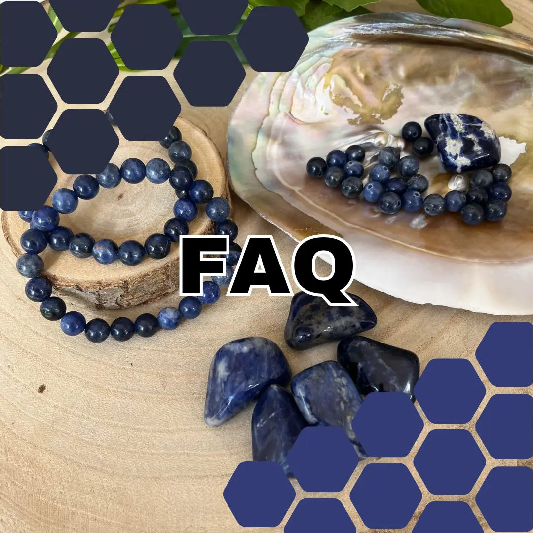 FAQ Sodalite image présentant bracelets de perles et pierres roulées de sodalite sur tranche de bois et coquille nacre