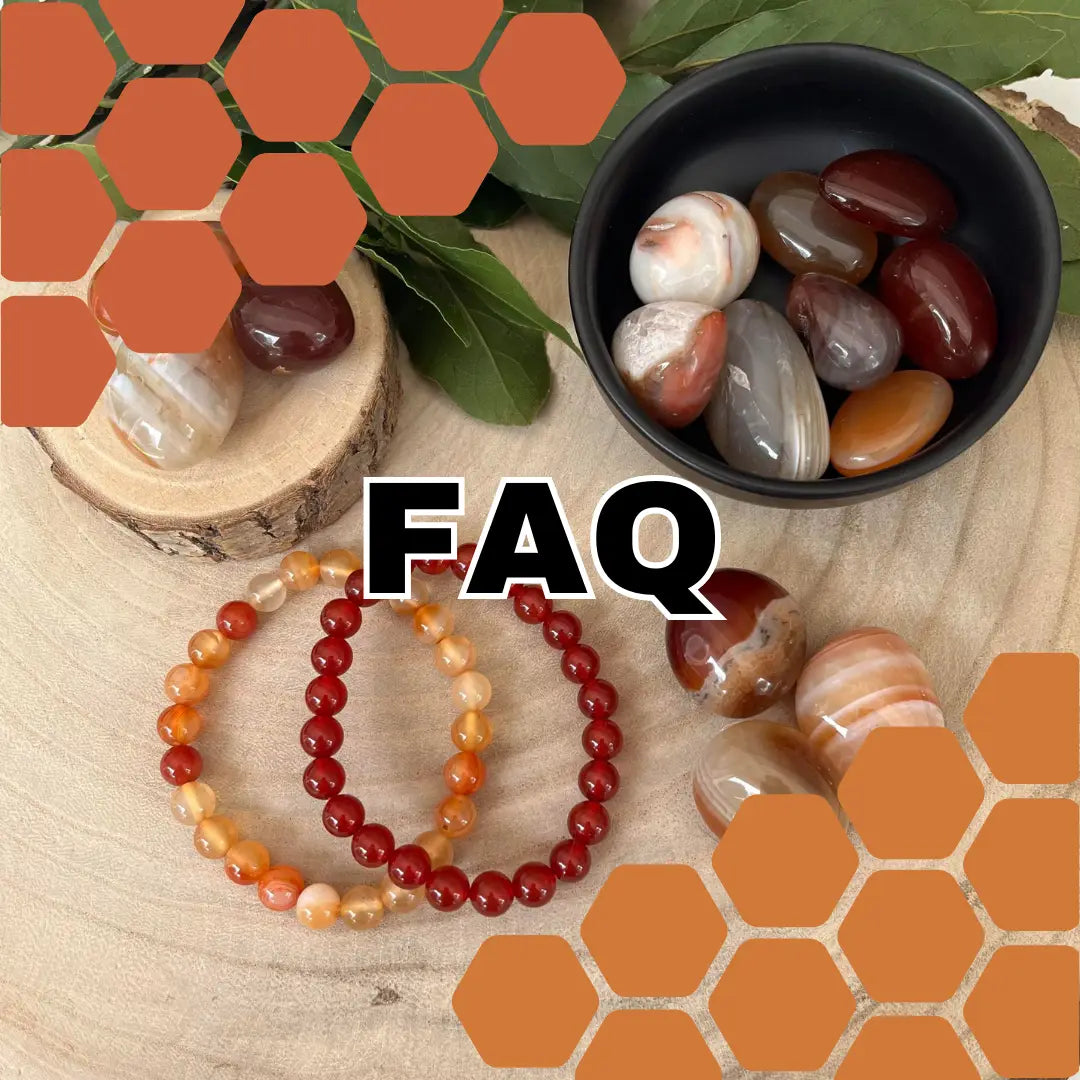 FAQ sur la Cornaline avec pierres roulées et bracelets cornaline orange et rouge posés sur tranche de bois
