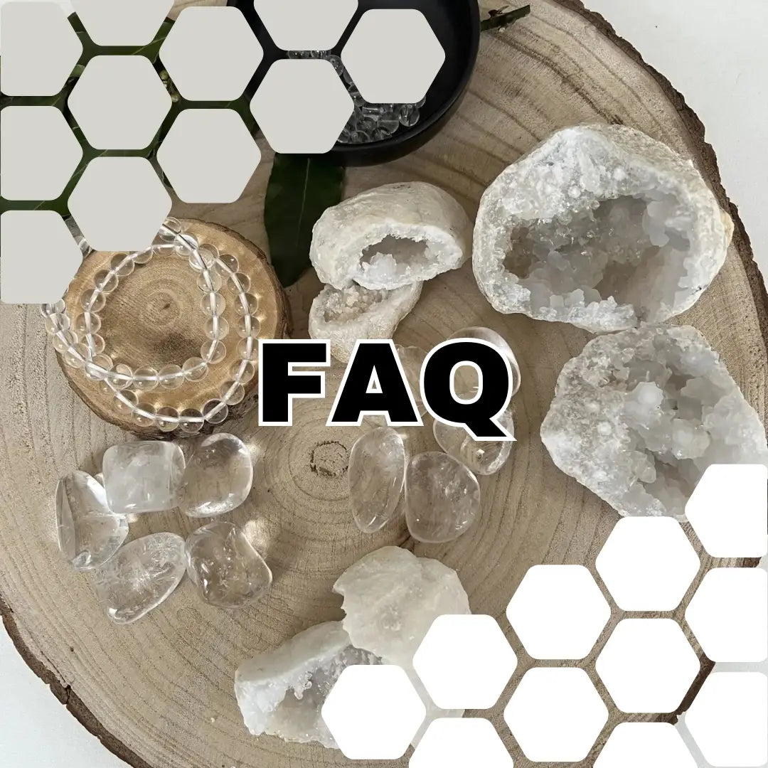 Différents cristaux de roche affichés sur une table en bois avec une FAQ sur le Cristal de Roche
