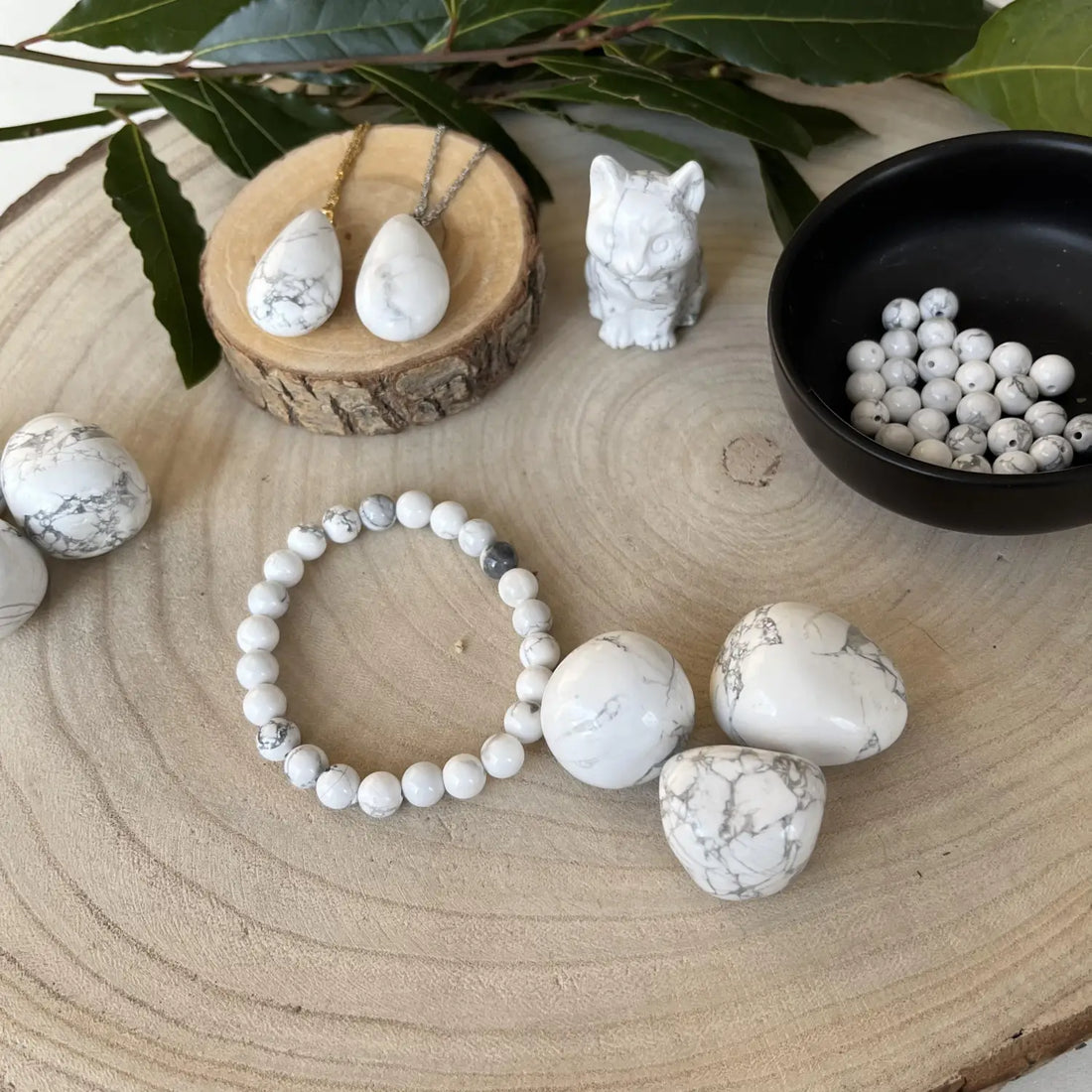 La Howlite: Une Pierre aux Multiples Vertus