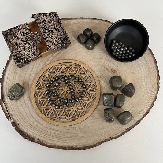 Collection de bijoux et pierres de La Pyrite de fer sur une présentation naturelle en bois