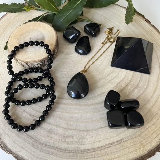 Collection de bijoux et pierres en noir, illustrant Le Pouvoir des Pierres Noires pour la spiritualité