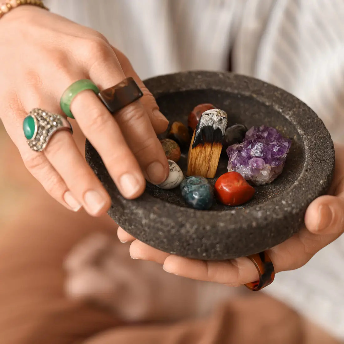 Collection variée de pierres pour la lithothérapie : Quelle Pierre Choisir dans un bol en pierre
