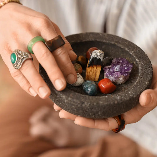 Collection variée de pierres pour la lithothérapie : Quelle Pierre Choisir dans un bol en pierre
