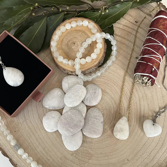 Bijoux et pierres de Pierre de Lune Tout Savoir avec colliers, bracelets et pendentifs sur une table naturelle