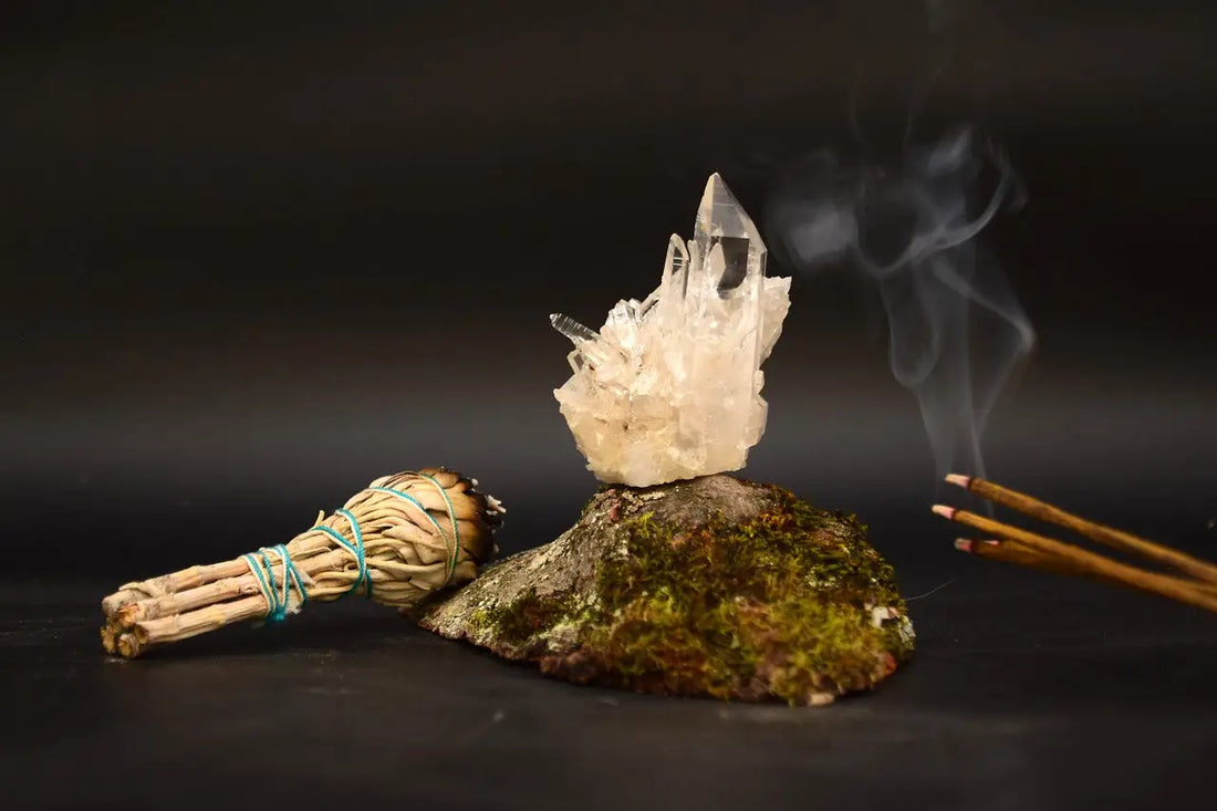 Cristaux en purification et rechargement des pierres avec de la fumée et encens, sur un fond sombre