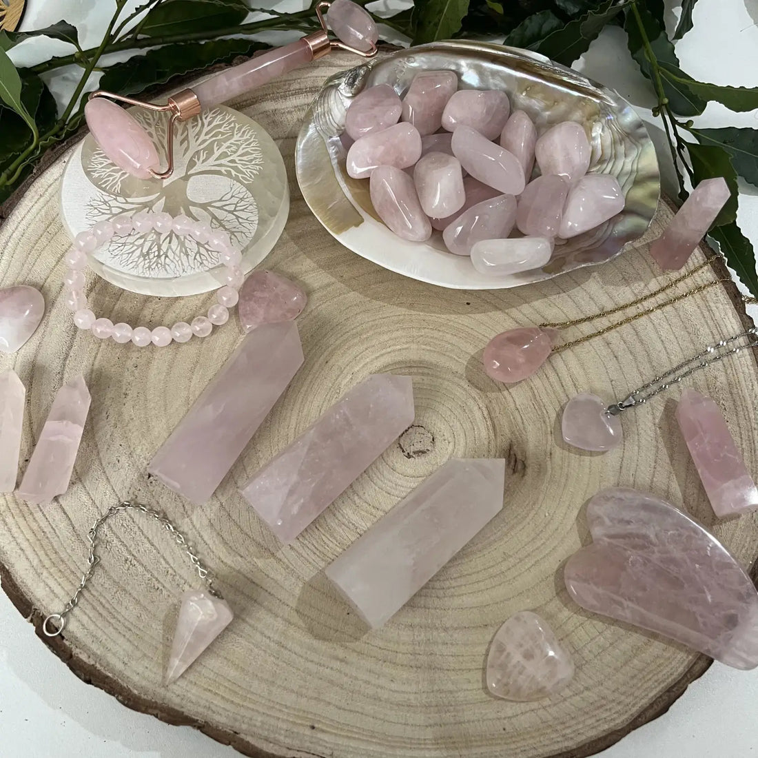 Quartz Rose en Lithothérapie: Propriétés, Vertus d’Amour et de Guérison, et Guide d’Entretien