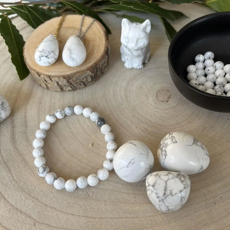 Bijoux et pierres en howlite blanche