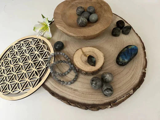 Collection de Bijoux avec Labradorite Naturelle Envoûtante, incluant bracelets, pendentifs et pierres roulées