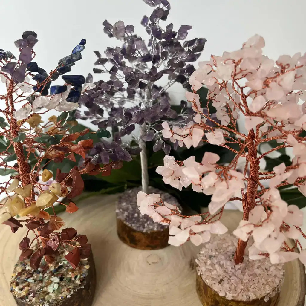 Arbre en Pierres Naturelles colorées avec base en bois, parfait pour la décoration ou le bien-être.