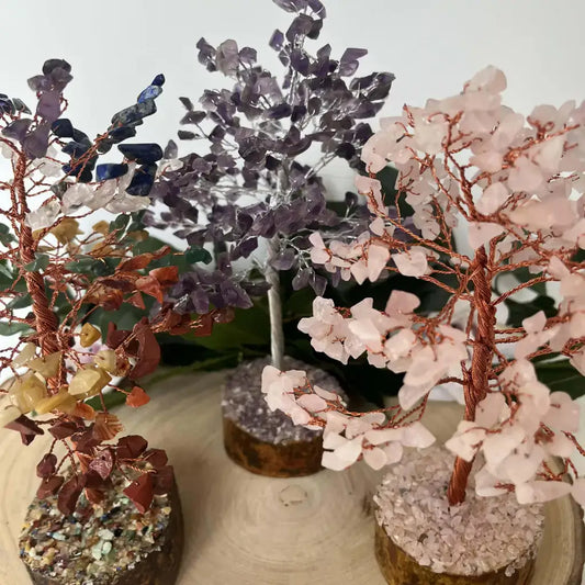 Arbre en Pierres Naturelles colorées avec base en bois, parfait pour la décoration ou le bien-être.