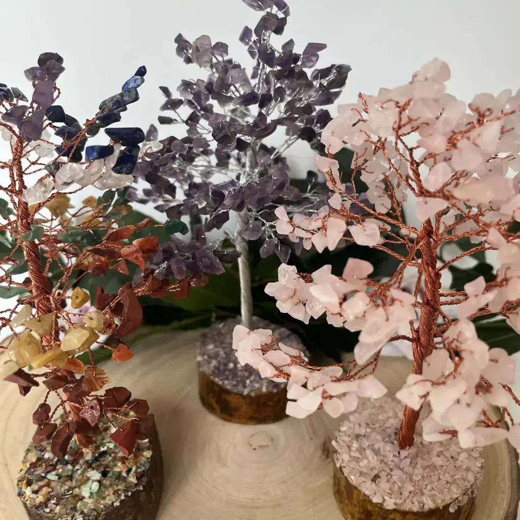 Arbre en Pierres Naturelles colorées avec base en bois, parfait pour la décoration ou le bien-être.