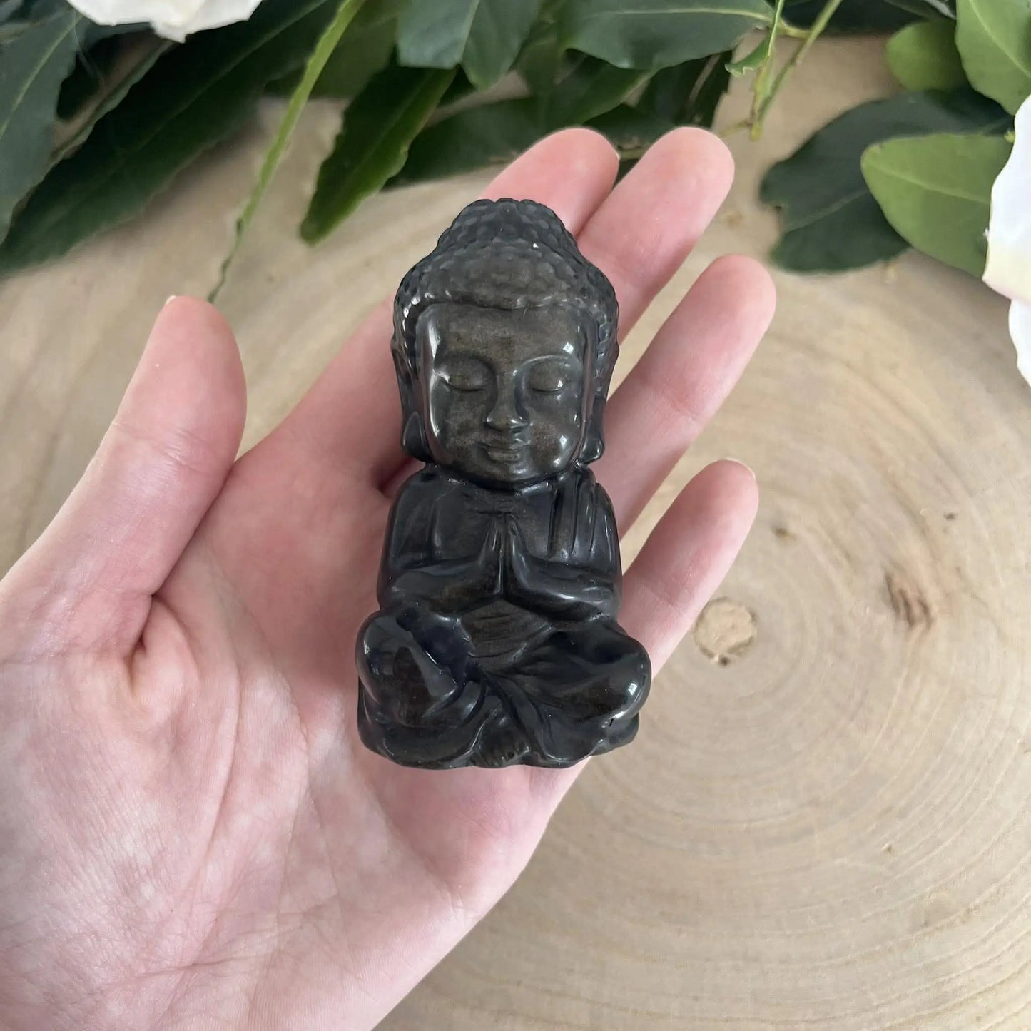 Bouddha indien en obsidienne dorée 80 mm lisse gris foncé décoration zen avec visage serein et mains en prière