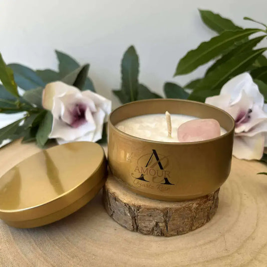 Bougie Amour en quartz rose. Bougie Aura de Roche en boite doree avec quartz rose sur cire, decor floral