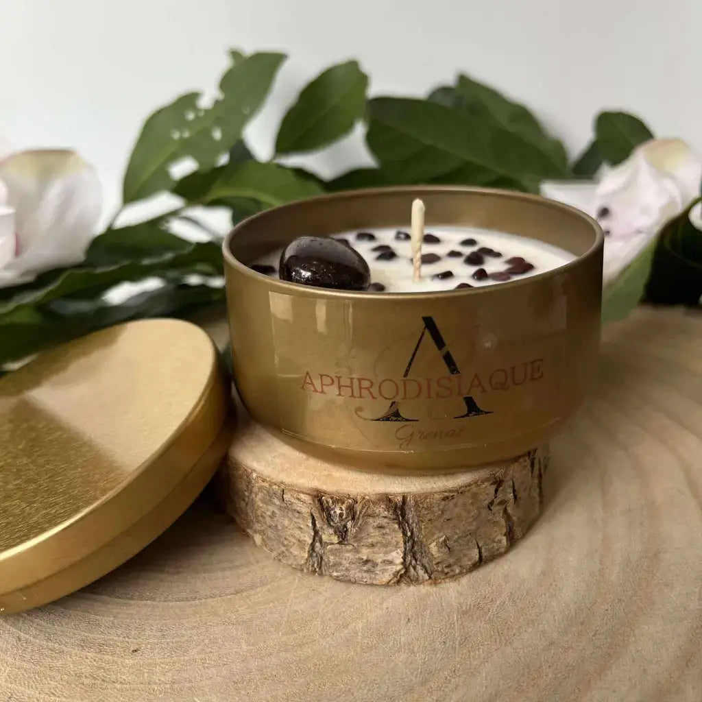 Bougie Aphrodisiaque en Grenat avec couvercle doré et décoration en pierre naturelle sur une surface en bois