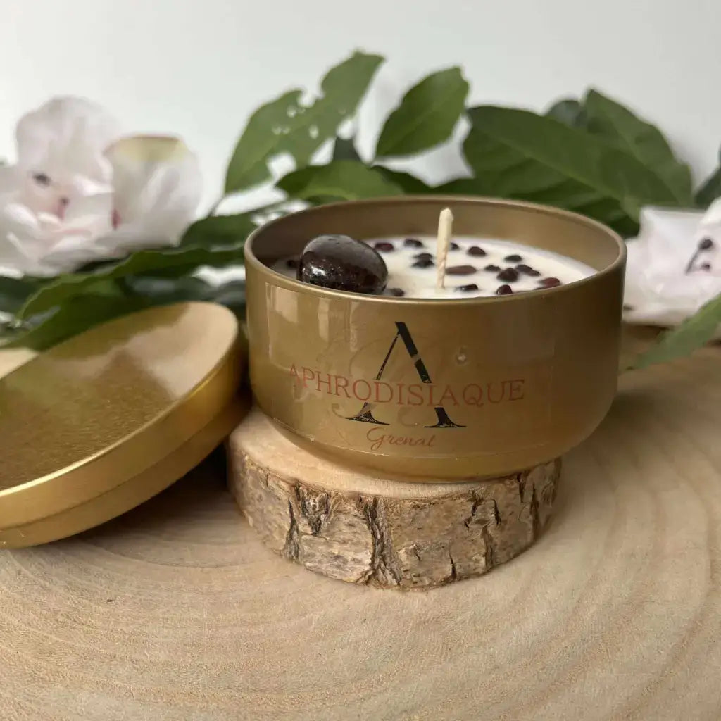 Bougie Aphrodisiaque en Grenat avec pierres naturelles et couvercle doré, posée sur un support en bois