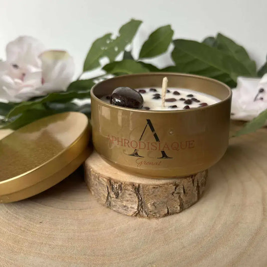 Bougie Aphrodisiaque en Grenat avec pierres naturelles et couvercle doré, posée sur un support en bois