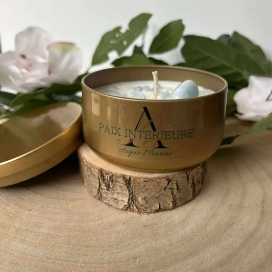 Bougie Paix Intérieure en Aigue-Marine dans un contenant doré avec une pierre naturelle et un design élégant