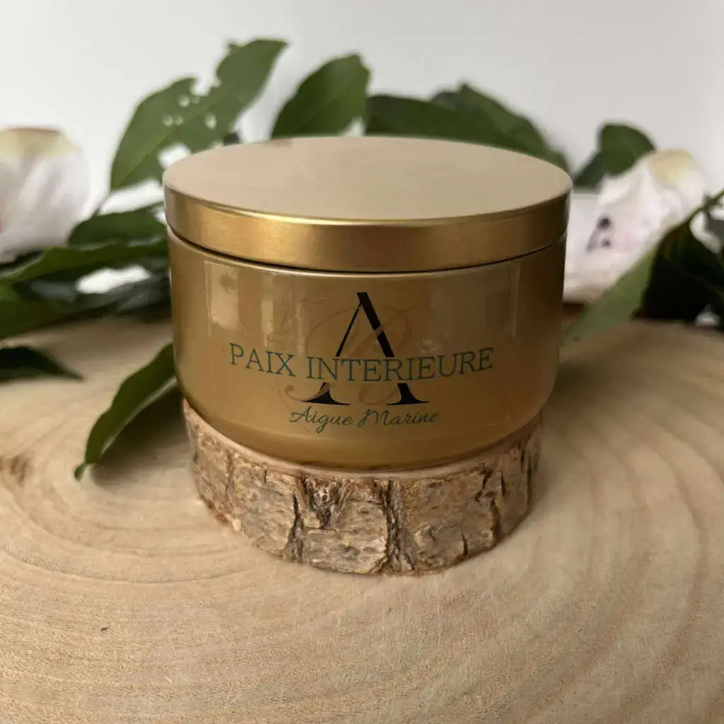 Bougie Paix Intérieure en Aigue-Marine dans un pot doré sur une base en bois naturel