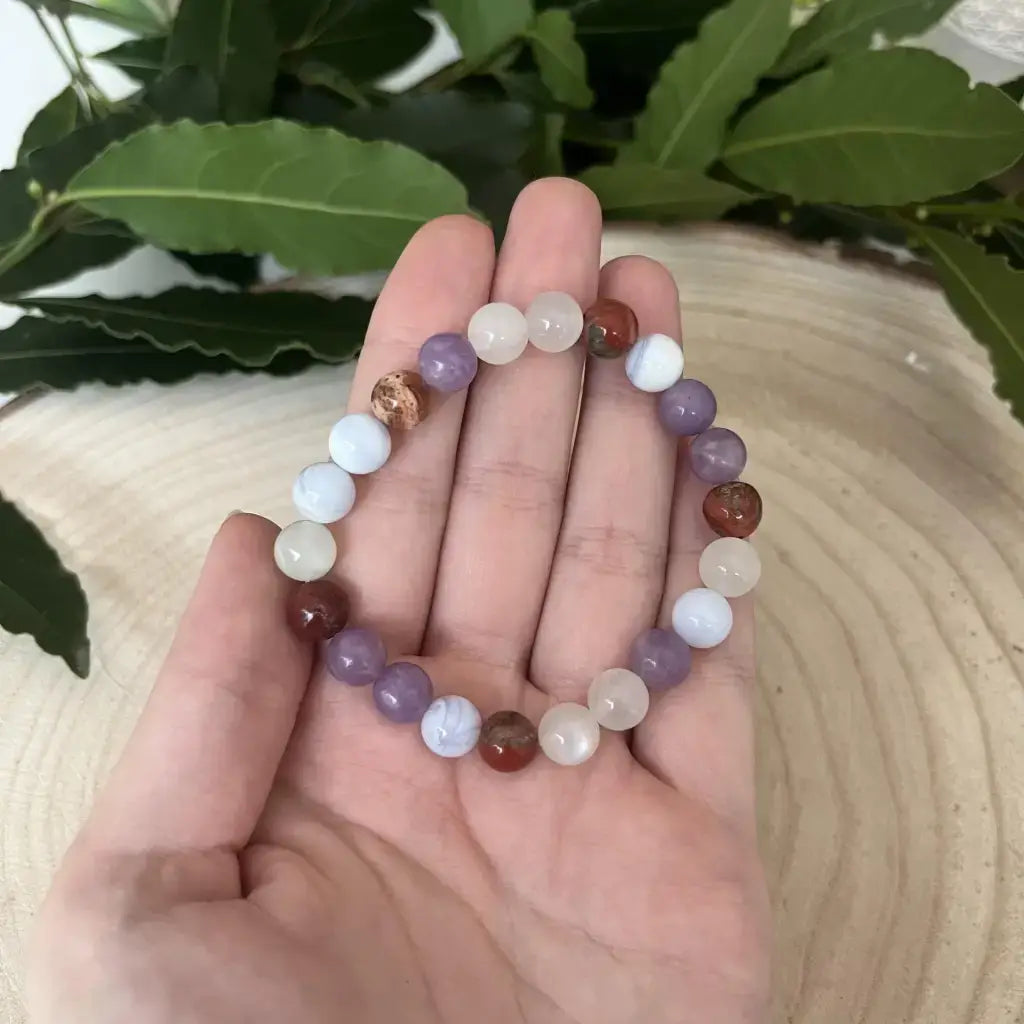 Bracelet Ménopause en pierres naturelles offrant un équilibre et un bien-être, porté à la main.