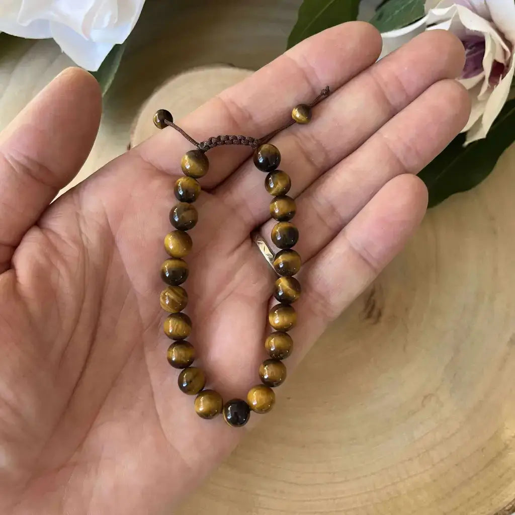 Bracelet Shambala Oeil de Tigre avec perles naturelles dans une main