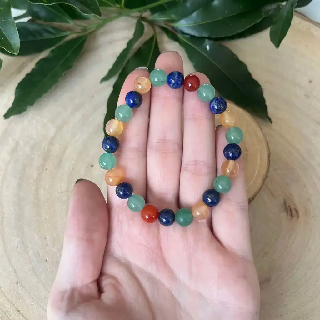 Bracelet Signe Sagittaire en pierres naturelles multicolores porté à la main, élégant et tendance