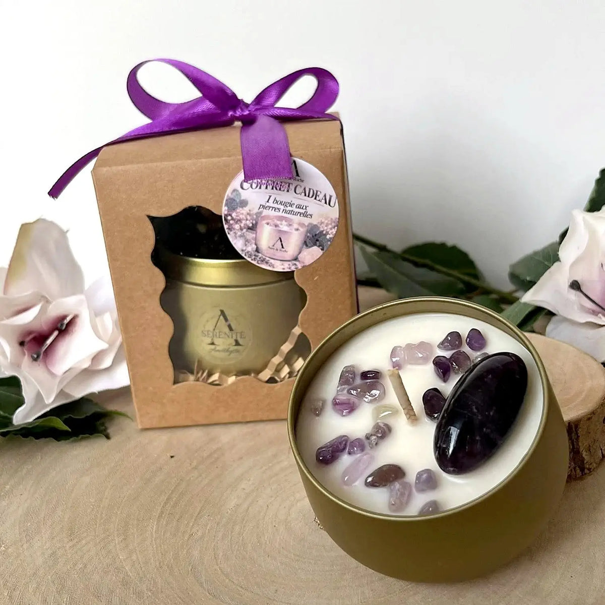 Coffret bougie Sérénité à l'améthyste, pot doré et pierres d'améthyste dans la cire, ruban violet