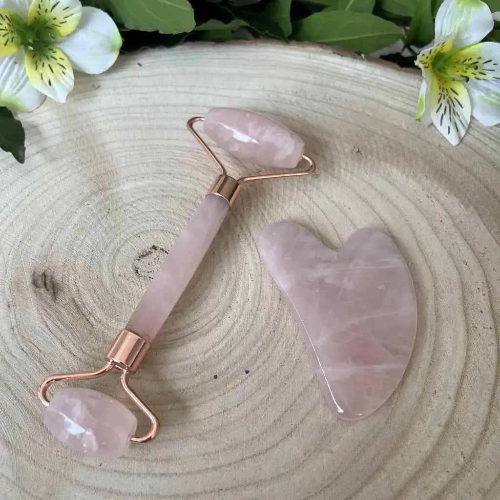 Coffret Gua sha et Rouleau de massage en Quartz rose avec finition dorée pour le soin de la peau