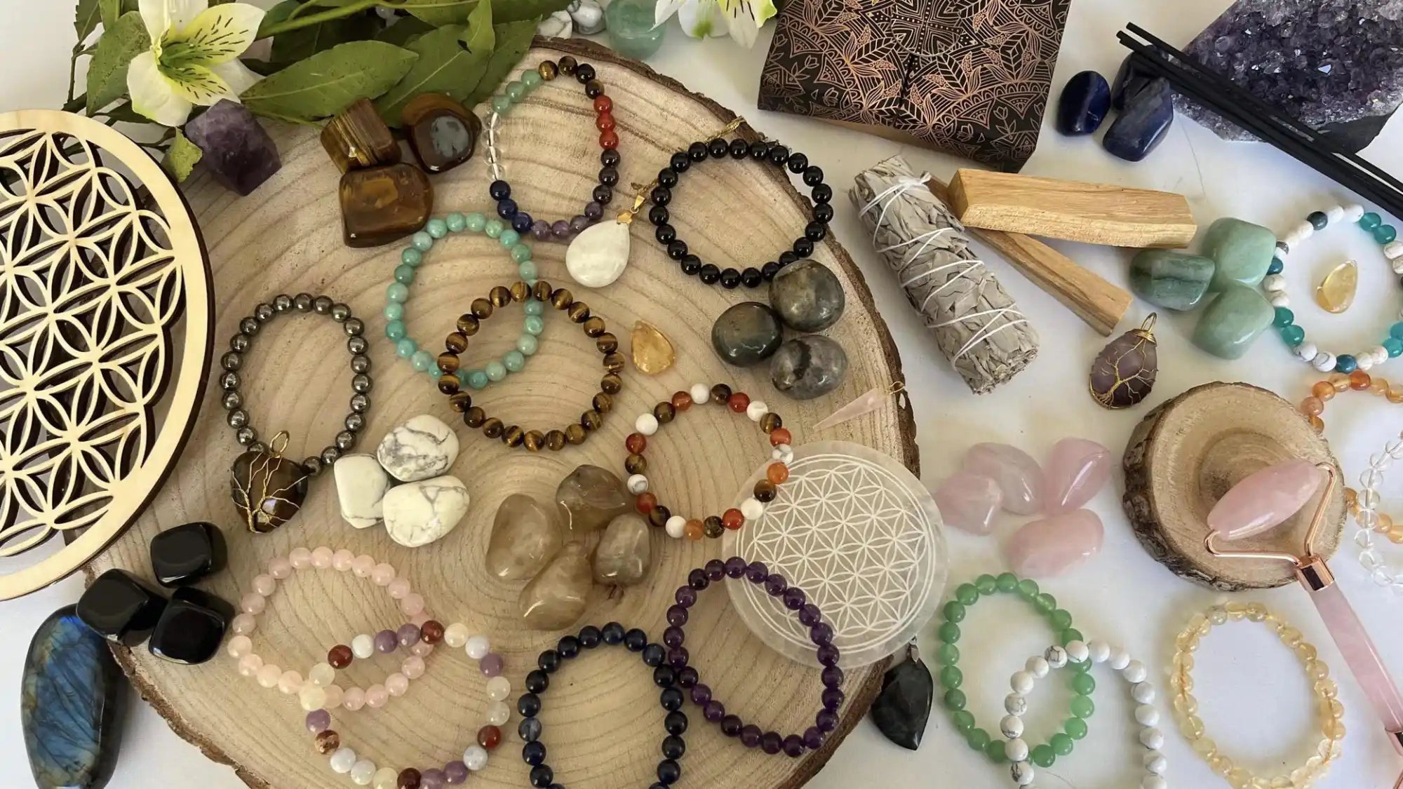 presentation des bijoux, pierres, accessoires essentiels de la lithothérapie