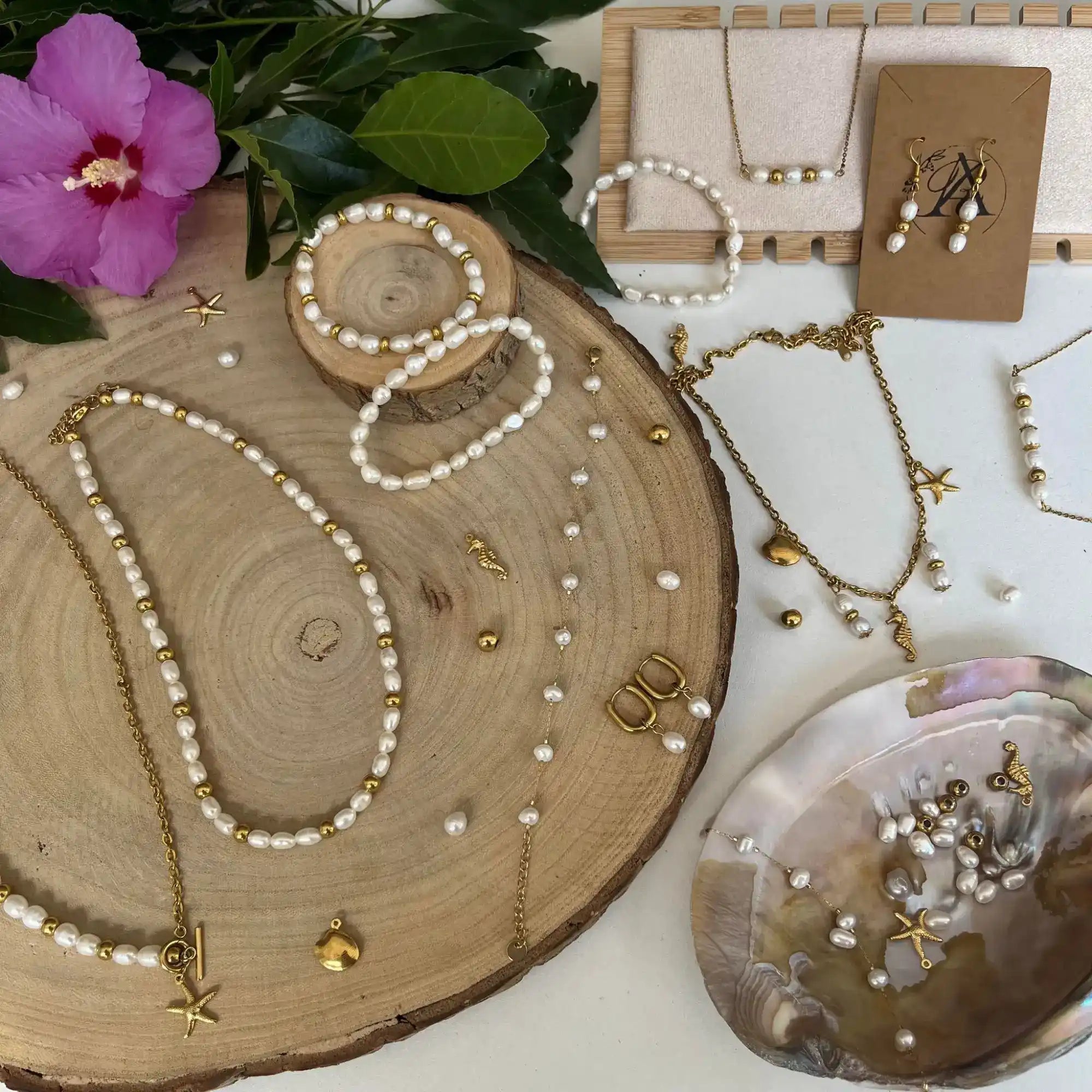Une collection de bijoux en perles et en or.
