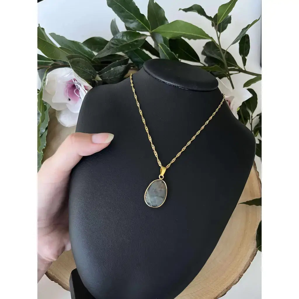 Collier pendentif en or avec Pendentif Labradorite Naturelle Facettée sur mannequin en bois