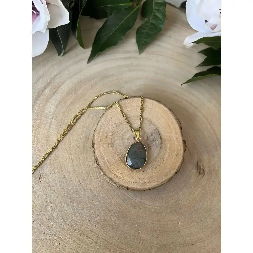 Collier pendentif en Labradorite Naturelle Facettée avec chaîne dorée élégante