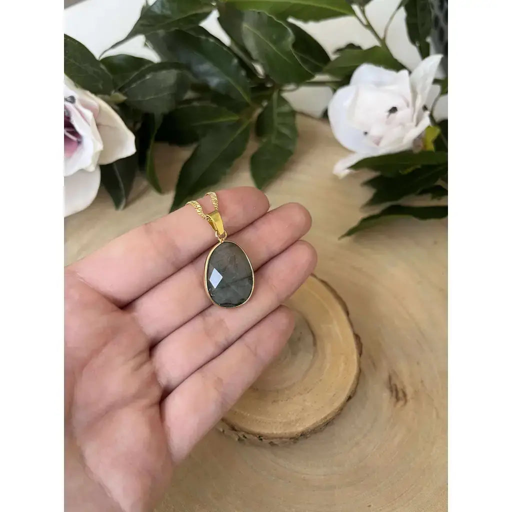 Collier pendentif avec Pendentif Labradorite Naturelle Facettée en métal doré, élégant et unique