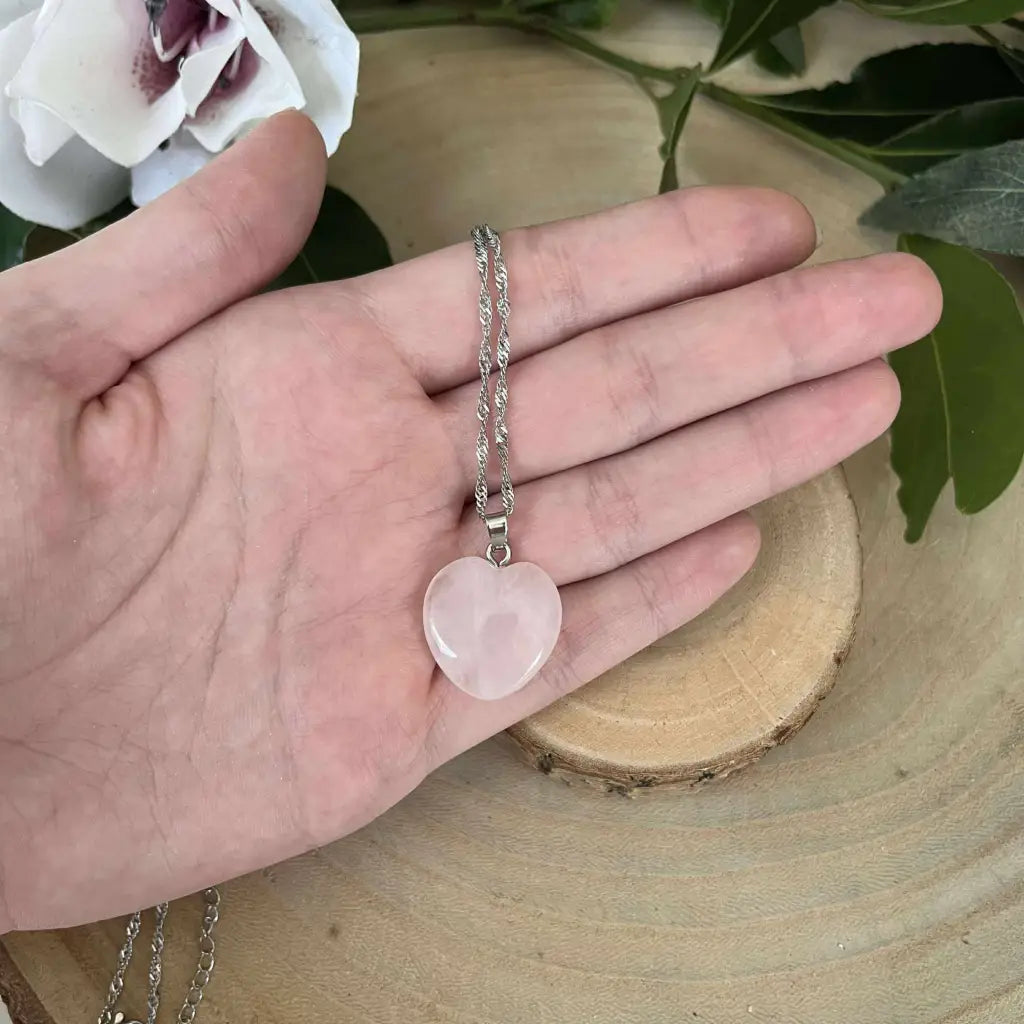Collier Petit Cœur en Quartz Rose Naturel – Élégance
