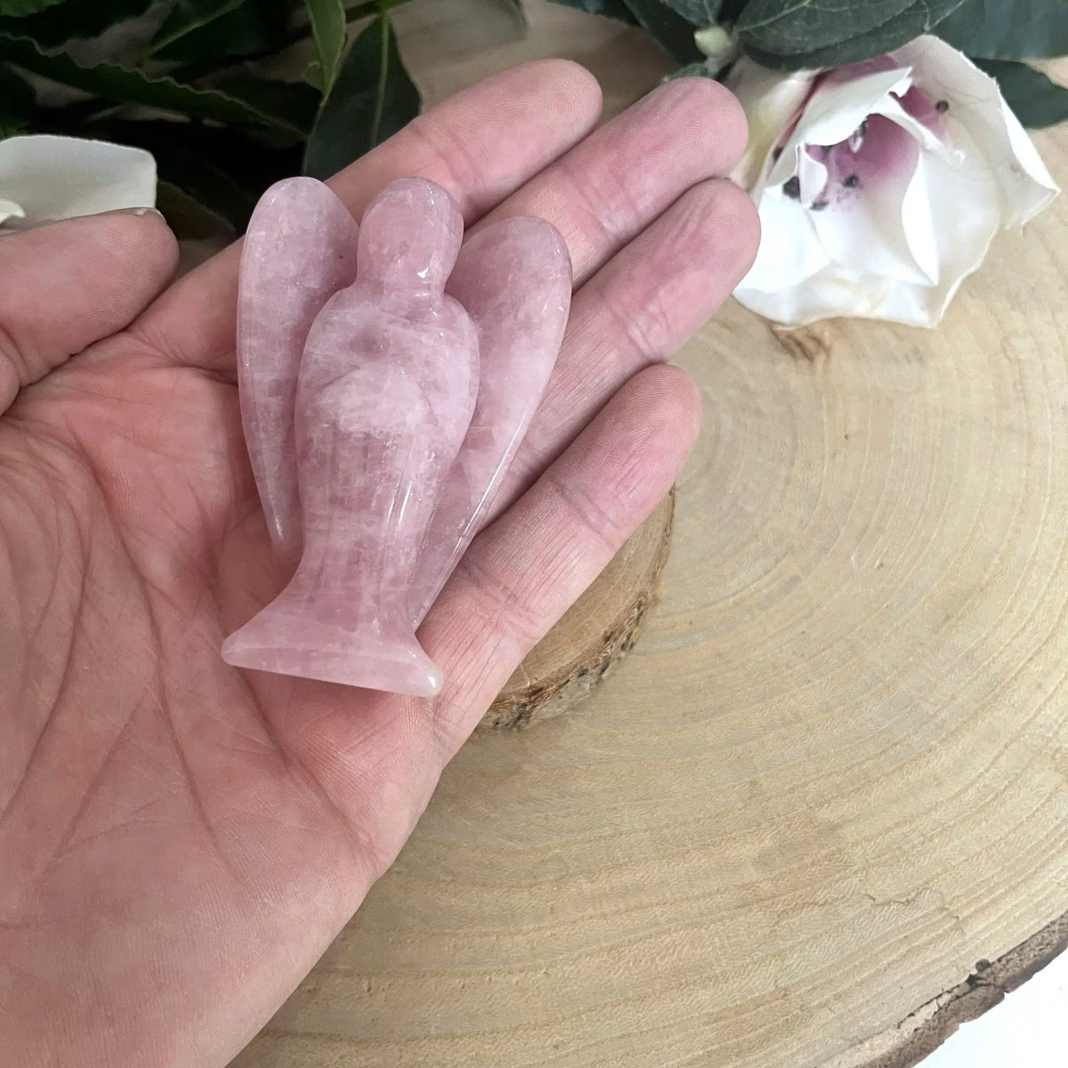 Figurine ange en quartz rose tenue dans la main