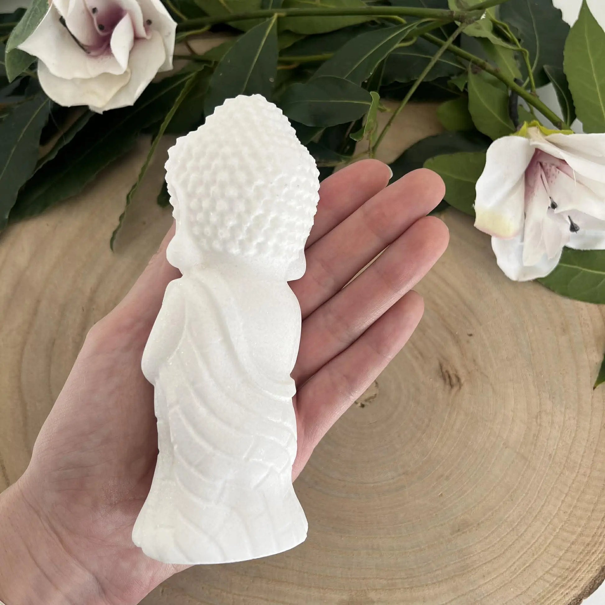 Figurine bouddha indien en jade blanc matte blanc avec robes texturées pour décoration zen de 140 mm