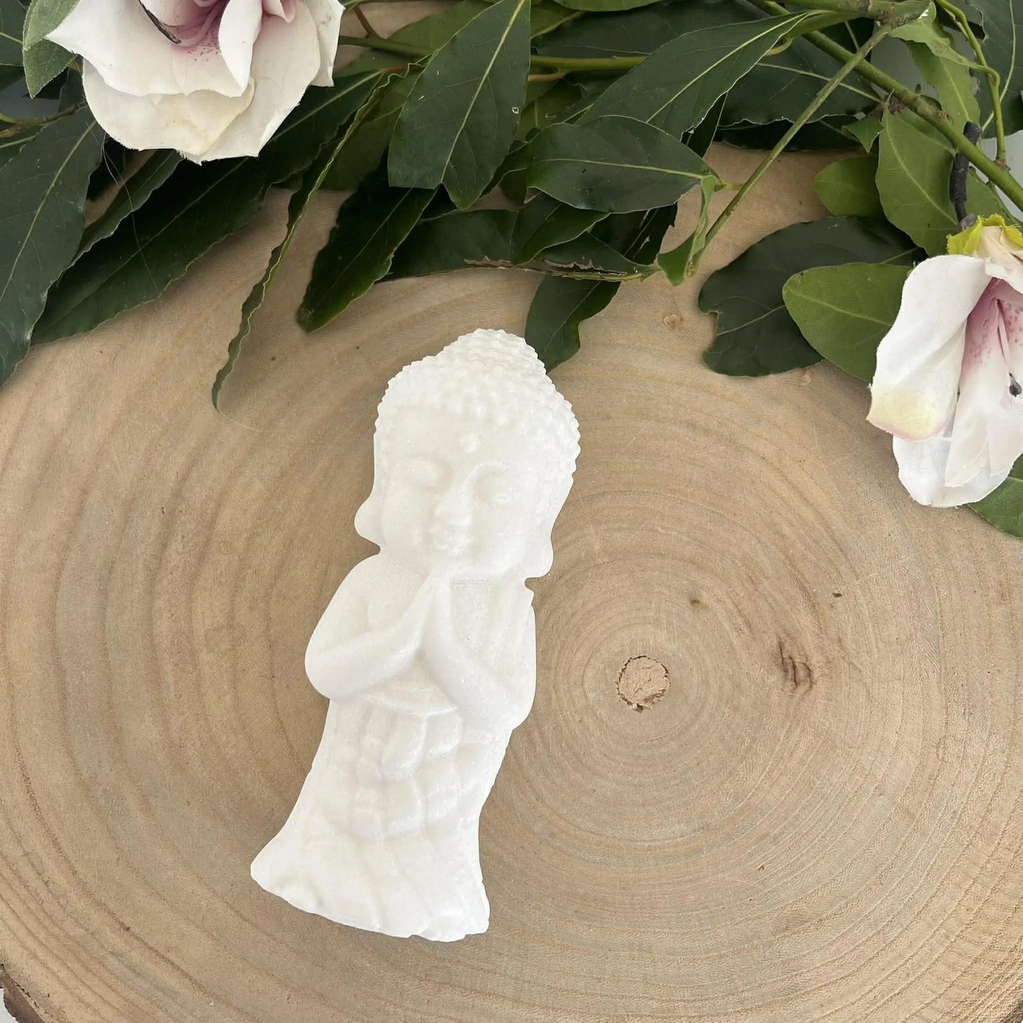 Figurine bouddha indien en jade blanc lisse avec expression sereine idéale pour décoration zen de 140 mm