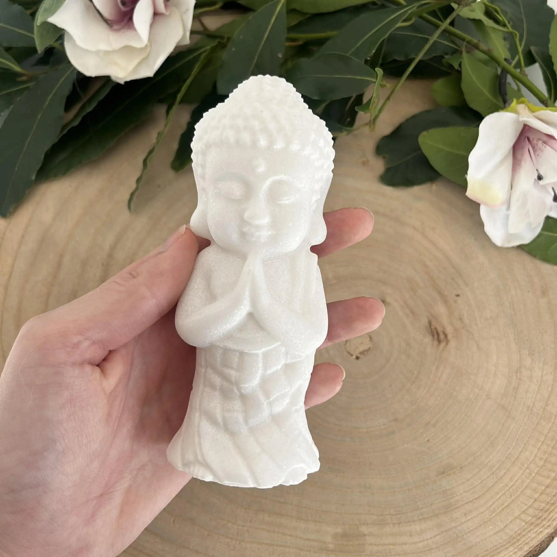 Figurine bouddha indien en jade blanc lisse de 140 mm avec détails du visage et mains jointes pour décoration zen