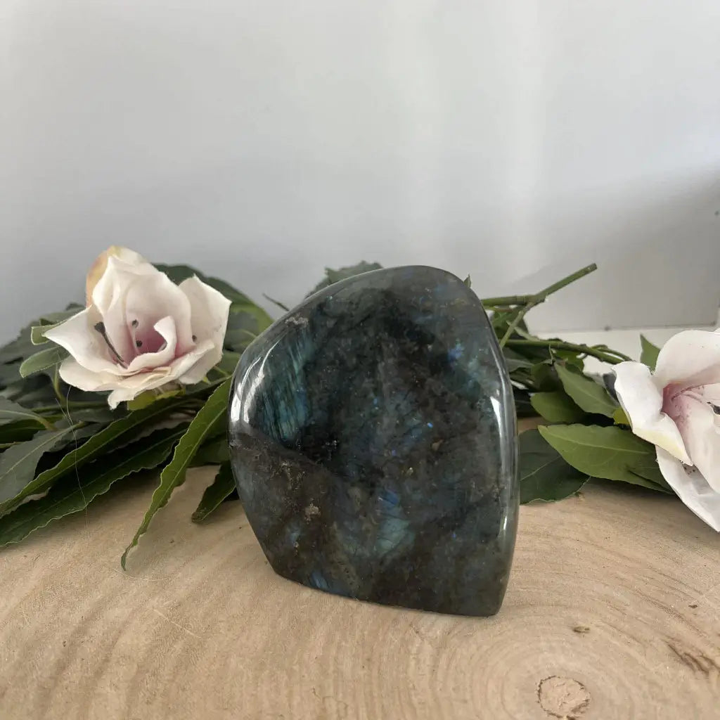 Labradorite Forme Libre – Éclats Mystiques et Protection
