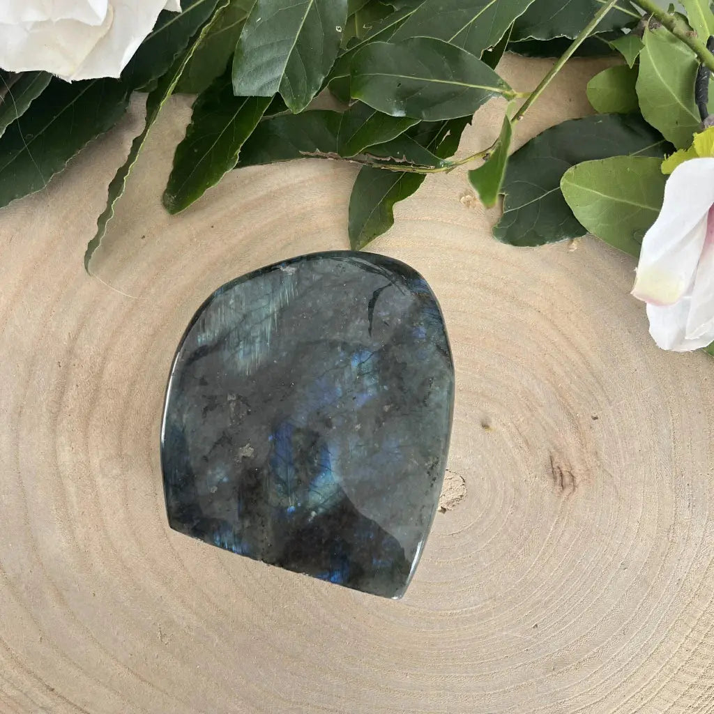 Labradorite Forme Libre – Éclats Mystiques et Protection