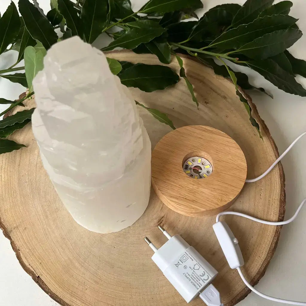 Lampe en Sélénite Naturelle de Aura de Roche sur un plateau en bois avec câbles et prise